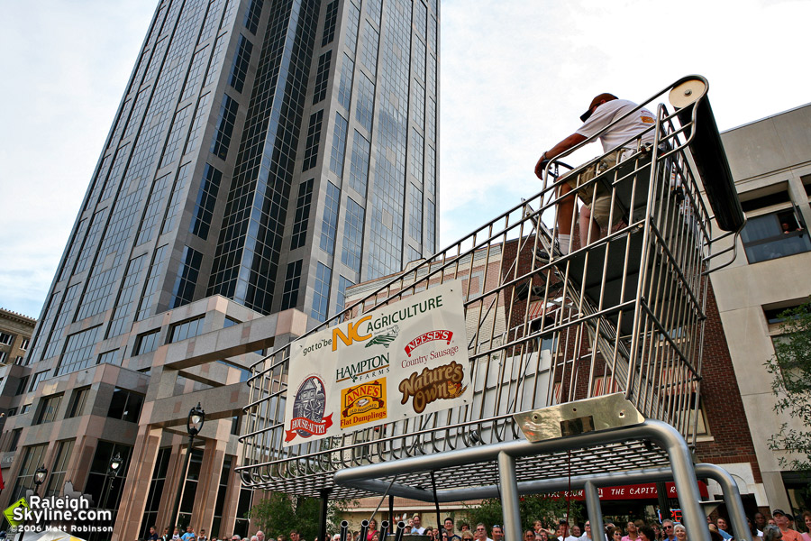 Worlds largest shopping cart? 