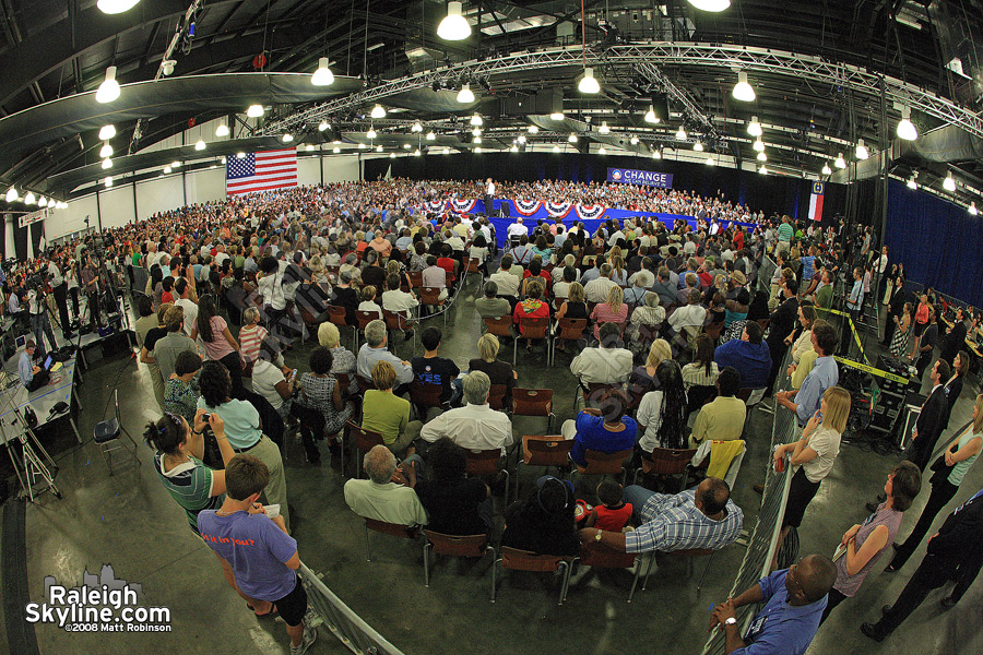 Overview of the crowd.