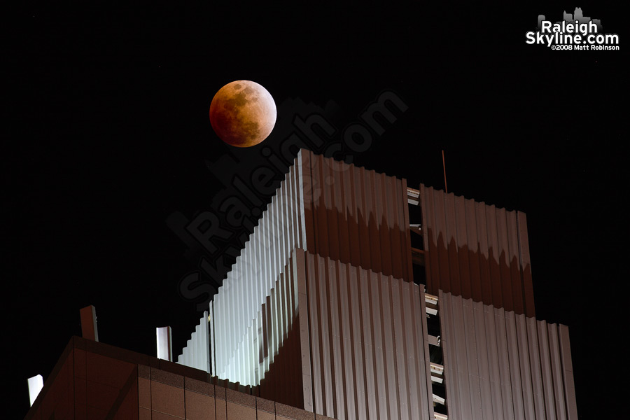 BB&amp;T Building peeks at the lunar eclipse