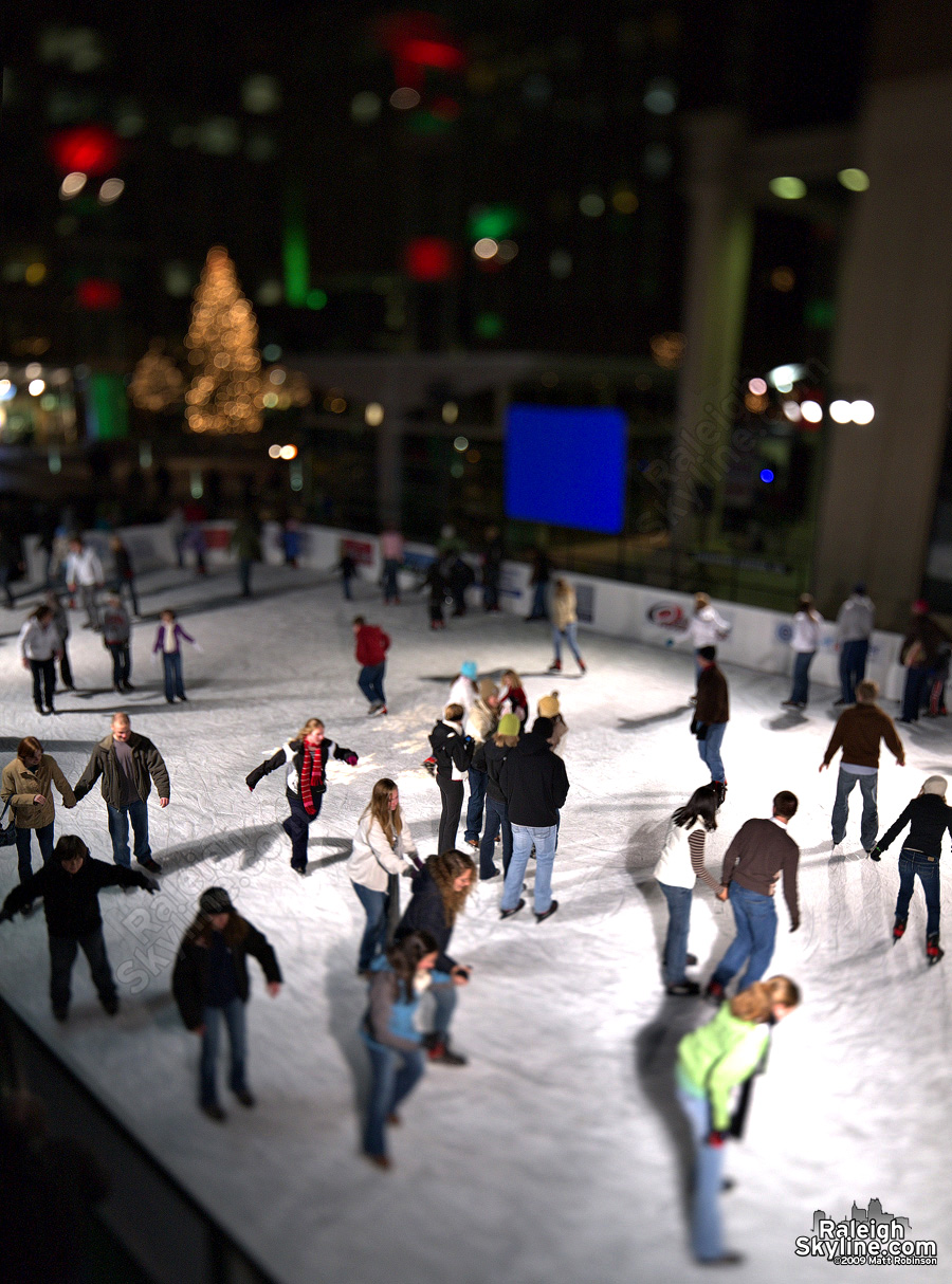 Tilt/shift ice skaters