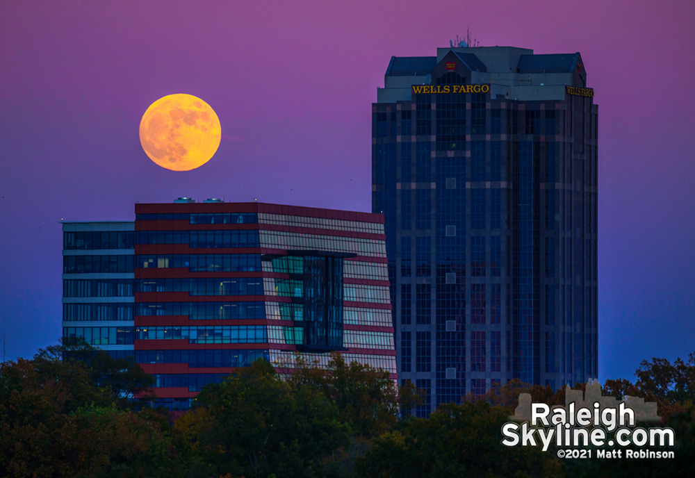 Moon rise before the lunar eclipse of November 19, 2021