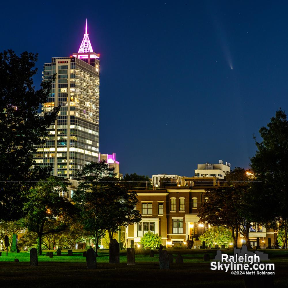 Comet Tsuchinshan–ATLAS and its long tail from downtown Raleigh